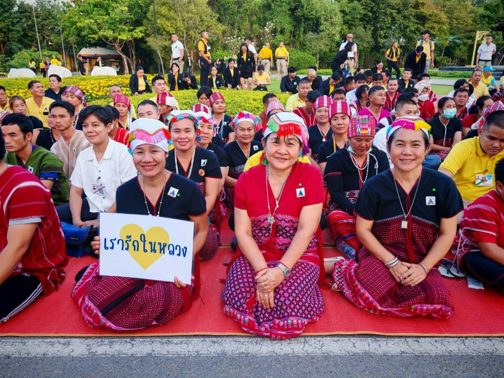 พระบาทสมเด็จพระเจ้าอยู่หัว และสมเด็จพระนางเจ้า ฯ พระบรมราชินี เสด็จพระราชดำเนินโดยรถยนต์พระที่นั่ง จากพระที่นั่งอัมพรสถาน พระราชวังดุสิต ไปยังท่าอากาศยานทหาร ดอนเมือง เพื่อประทับเครื่องบินพระที่นั่ง เสด็จพระราชดำเนินไปทรงเปิดการประชุมวิชาการนานาชาติ “จากการพัฒนา ทางเลือกมุ่งสู่การพัฒนาที่ยั่งยืน : เสริมสร้างความเข้มแข็งให้กับการพัฒนาทางเลือก เพื่อรับมือการท้าทายทุกประเด็น ของโลก” (The Royal Project International Conference : From Alternative Development to Sustainable Development Goals : Empowering Alternative Development to Address Global Challenges) และทรงเปิดงานโครงการหลวง ๒๕๖๗ “Hats on Hills ห่มเขาด้วยเงาไม้ ใต้ร่มพระบารมี ๕๕ ปี โครงการหลวง” ณ อุทยานหลวงราชพฤกษ์ อำเภอเมืองเชียงใหม่ จังหวัดเชียงใหม่