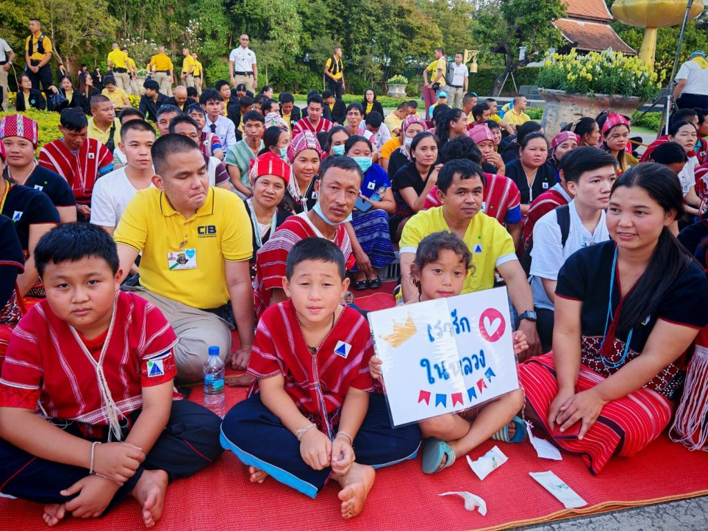 จากนั้น พระบาทสมเด็จพระเจ้าอยู่หัว และสมเด็จพระนางเจ้า ฯ พระบรมราชินี ประทับรถไฟฟ้าพระที่นั่ง เสด็จพระราชดำเนินไปยังลานราชพฤกษ์ ทรงเปิดงานโครงการหลวง 2567 “Hats on Hills ห่มเขาด้วยเงาไม้ ใต้ร่มพระบารมี 55 ปี โครงการหลวง” ณ อุทยานหลวงราชพฤกษ์ อำเภอเมืองเชียงใหม่ จังหวัดเชียงใหม่