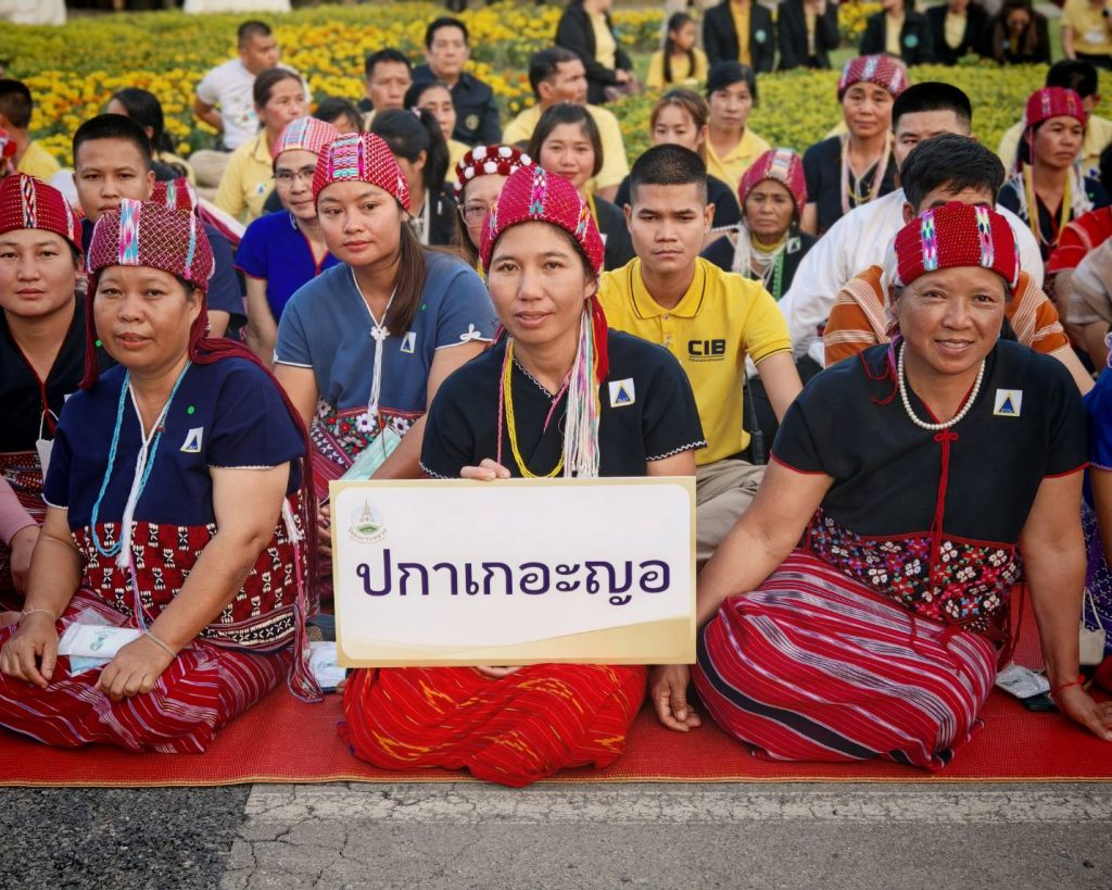 จากนั้น พระบาทสมเด็จพระเจ้าอยู่หัว และสมเด็จพระนางเจ้า ฯ พระบรมราชินี ประทับรถไฟฟ้าพระที่นั่ง เสด็จพระราชดำเนินไปยังลานราชพฤกษ์ ทรงเปิดงานโครงการหลวง 2567 “Hats on Hills ห่มเขาด้วยเงาไม้ ใต้ร่มพระบารมี 55 ปี โครงการหลวง” ณ อุทยานหลวงราชพฤกษ์ อำเภอเมืองเชียงใหม่ จังหวัดเชียงใหม่