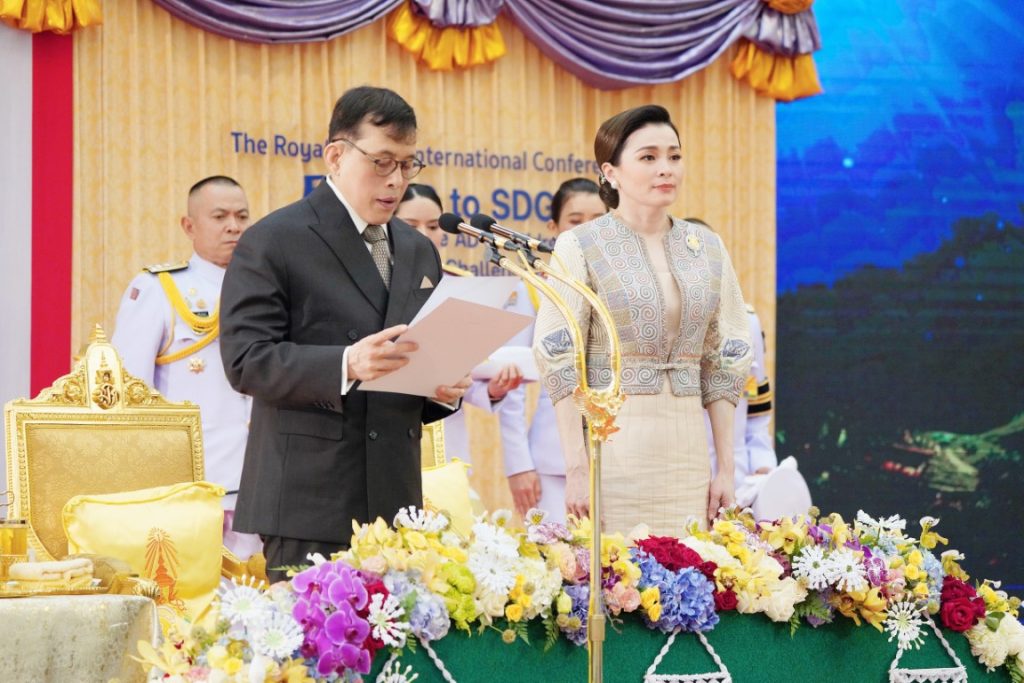 พระบาทสมเด็จพระเจ้าอยู่หัว และสมเด็จพระนางเจ้า ฯ พระบรมราชินี เสด็จพระราชดำเนินโดยรถยนต์พระที่นั่ง จากพระที่นั่งอัมพรสถาน พระราชวังดุสิต ไปยังท่าอากาศยานทหาร ดอนเมือง เพื่อประทับเครื่องบินพระที่นั่ง เสด็จพระราชดำเนินไปทรงเปิดการประชุมวิชาการนานาชาติ “จากการพัฒนา ทางเลือกมุ่งสู่การพัฒนาที่ยั่งยืน : เสริมสร้างความเข้มแข็งให้กับการพัฒนาทางเลือก เพื่อรับมือการท้าทายทุกประเด็น ของโลก” (The Royal Project International Conference : From Alternative Development to Sustainable Development Goals : Empowering Alternative Development to Address Global Challenges) และทรงเปิดงานโครงการหลวง ๒๕๖๗ “Hats on Hills ห่มเขาด้วยเงาไม้ ใต้ร่มพระบารมี ๕๕ ปี โครงการหลวง” ณ อุทยานหลวงราชพฤกษ์ อำเภอเมืองเชียงใหม่ จังหวัดเชียงใหม่