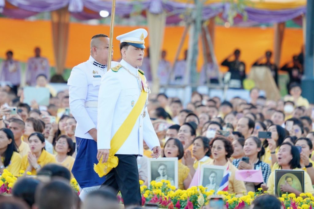 เวลา ๑๗.๔๗ น. พระบาทสมเด็จพระเจ้าอยู่หัว และสมเด็จพระนางเจ้า ฯ พระบรมราชินี เสด็จพระราชดำเนินไปในการพระราชพิธีทรงบำเพ็ญพระราชกุศลทักษิณานุปทาน เนื่องในวันคล้ายวันพระบรม ราชสมภพพระบาทสมเด็จพระบรมชนกาธิเบศร มหาภูมิพลอดุลยเดชมหาราช บรมนาถบพิตร พุทธศักราช ๒๕๖๗ ณ พระที่นั่งอมรินทรวินิจฉัย พระบรมมหาราชวัง
