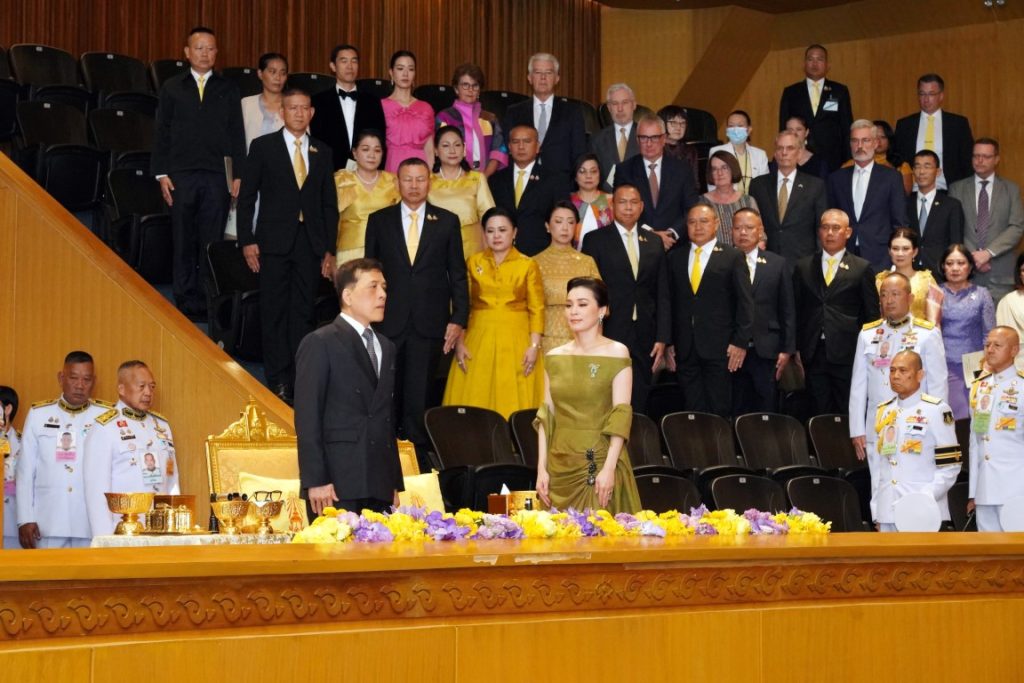วันนี้ เวลา ๑๘.๐๐ น. พระบาทสมเด็จพระเจ้าอยู่หัว และสมเด็จพระนางเจ้า ฯ พระบรมราชินี เสด็จพระราชดําเนินโดยรถยนต์พระที่นั่ง จากพระที่นั่งอัมพรสถาน พระราชวังดุสิต ไปทอดพระเนตรการแสดงดนตรี ออร์เคสตราเฉลิมพระเกียรติพระบาทสมเด็จพระเจ้าอยู่หัว เนื่องในโอกาสพระราชพิธีมหามงคลเฉลิมพระชนมพรรษา ๖ รอบ ๒๘ กรกฎาคม ๒๕๖๗ ณ หอประชุมนวมภูมินทร์ วชิราวุธวิทยาลัย เขตดุสิต กรุงเทพมหานคร