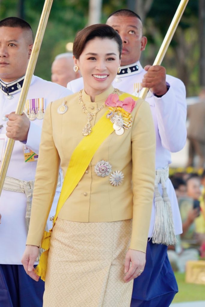 เวลา ๑๗.๔๗ น. พระบาทสมเด็จพระเจ้าอยู่หัว และสมเด็จพระนางเจ้า ฯ พระบรมราชินี เสด็จพระราชดำเนินไปในการพระราชพิธีทรงบำเพ็ญพระราชกุศลทักษิณานุปทาน เนื่องในวันคล้ายวันพระบรม ราชสมภพพระบาทสมเด็จพระบรมชนกาธิเบศร มหาภูมิพลอดุลยเดชมหาราช บรมนาถบพิตร พุทธศักราช ๒๕๖๗ ณ พระที่นั่งอมรินทรวินิจฉัย พระบรมมหาราชวัง