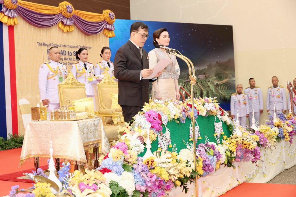 พระบาทสมเด็จพระเจ้าอยู่หัว และสมเด็จพระนางเจ้า ฯ พระบรมราชินี เสด็จพระราชดำเนินโดยรถยนต์พระที่นั่ง จากพระที่นั่งอัมพรสถาน พระราชวังดุสิต ไปยังท่าอากาศยานทหาร ดอนเมือง เพื่อประทับเครื่องบินพระที่นั่ง เสด็จพระราชดำเนินไปทรงเปิดการประชุมวิชาการนานาชาติ “จากการพัฒนา ทางเลือกมุ่งสู่การพัฒนาที่ยั่งยืน : เสริมสร้างความเข้มแข็งให้กับการพัฒนาทางเลือก เพื่อรับมือการท้าทายทุกประเด็น ของโลก” (The Royal Project International Conference : From Alternative Development to Sustainable Development Goals : Empowering Alternative Development to Address Global Challenges) และทรงเปิดงานโครงการหลวง ๒๕๖๗ “Hats on Hills ห่มเขาด้วยเงาไม้ ใต้ร่มพระบารมี ๕๕ ปี โครงการหลวง” ณ อุทยานหลวงราชพฤกษ์ อำเภอเมืองเชียงใหม่ จังหวัดเชียงใหม่