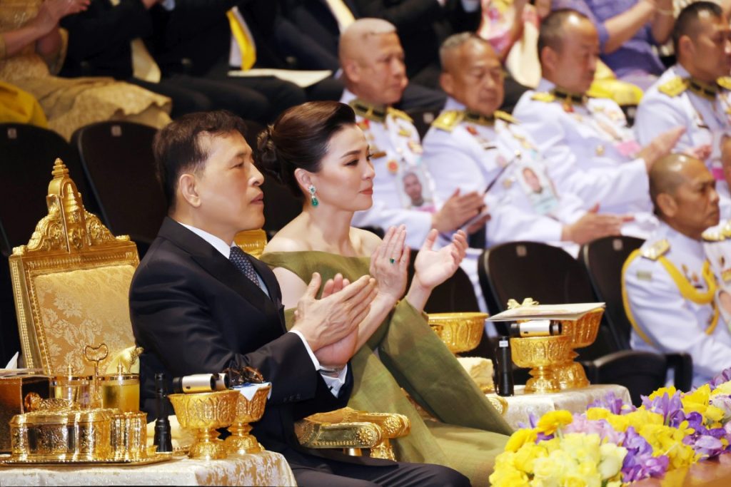 วันนี้ เวลา ๑๘.๐๐ น. พระบาทสมเด็จพระเจ้าอยู่หัว และสมเด็จพระนางเจ้า ฯ พระบรมราชินี เสด็จพระราชดําเนินโดยรถยนต์พระที่นั่ง จากพระที่นั่งอัมพรสถาน พระราชวังดุสิต ไปทอดพระเนตรการแสดงดนตรี ออร์เคสตราเฉลิมพระเกียรติพระบาทสมเด็จพระเจ้าอยู่หัว เนื่องในโอกาสพระราชพิธีมหามงคลเฉลิมพระชนมพรรษา ๖ รอบ ๒๘ กรกฎาคม ๒๕๖๗ ณ หอประชุมนวมภูมินทร์ วชิราวุธวิทยาลัย เขตดุสิต กรุงเทพมหานคร