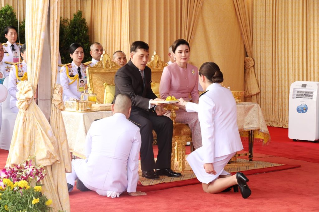 พระบาทสมเด็จพระเจ้าอยู่หัว และสมเด็จพระนางเจ้า ฯ พระบรมราชินี เสด็จพระราชดำเนินโดยรถยนต์พระที่นั่ง จากพระที่นั่งอัมพรสถาน พระราชวังดุสิต ไปทรงสักการะพระบรมสารีริกธาตุ (พระเขี้ยวแก้ว) จากสาธารณรัฐประชาชนจีนมาประดิษฐานในประเทศไทย เป็นการชั่วคราว เนื่องในโอกาสพระราชพิธีมหามงคลเฉลิมพระชนมพรรษา ๖ รอบ ๒๘ กรกฎาคม ๒๕๖๗ ณ มณฑลพิธี ท้องสนามหลวง เขตพระนคร กรุงเทพมหานคร