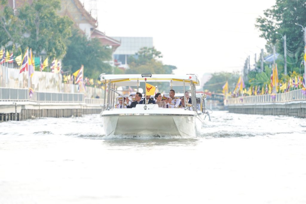 พระบาทสมเด็จพระเจ้าอยู่หัว และสมเด็จพระนางเจ้า ฯ พระบรมราชินี เสด็จพระราชดำเนินโดยรถยนต์พระที่นั่ง จากพระที่นั่งอัมพรสถาน พระราชวังดุสิต ไปทรงเปิดสวนสาธารณะ เฉลิมพระเกียรติ“เปรมประชาวนารักษ์” เนื่องในโอกาสพระราชพิธีมหามงคลเฉลิมพระชนมพรรษา ๖ รอบ ๒๘ กรกฎาคม ๒๕๖๗ ณ พื้นที่ถนนกำแพงเพชร ๖ แนวขนานคลองเปรมประชากร เขตหลักสี่ กรุงเทพมหานคร