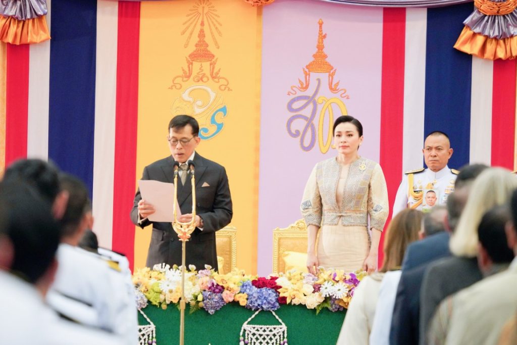 พระบาทสมเด็จพระเจ้าอยู่หัว และสมเด็จพระนางเจ้า ฯ พระบรมราชินี เสด็จพระราชดำเนินโดยรถยนต์พระที่นั่ง จากพระที่นั่งอัมพรสถาน พระราชวังดุสิต ไปยังท่าอากาศยานทหาร ดอนเมือง เพื่อประทับเครื่องบินพระที่นั่ง เสด็จพระราชดำเนินไปทรงเปิดการประชุมวิชาการนานาชาติ “จากการพัฒนา ทางเลือกมุ่งสู่การพัฒนาที่ยั่งยืน : เสริมสร้างความเข้มแข็งให้กับการพัฒนาทางเลือก เพื่อรับมือการท้าทายทุกประเด็น ของโลก” (The Royal Project International Conference : From Alternative Development to Sustainable Development Goals : Empowering Alternative Development to Address Global Challenges) และทรงเปิดงานโครงการหลวง ๒๕๖๗ “Hats on Hills ห่มเขาด้วยเงาไม้ ใต้ร่มพระบารมี ๕๕ ปี โครงการหลวง” ณ อุทยานหลวงราชพฤกษ์ อำเภอเมืองเชียงใหม่ จังหวัดเชียงใหม่