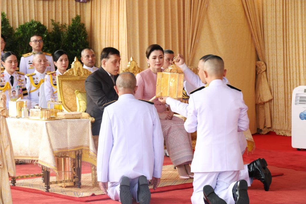 พระบาทสมเด็จพระเจ้าอยู่หัว และสมเด็จพระนางเจ้า ฯ พระบรมราชินี เสด็จพระราชดำเนินโดยรถยนต์พระที่นั่ง จากพระที่นั่งอัมพรสถาน พระราชวังดุสิต ไปทรงสักการะพระบรมสารีริกธาตุ (พระเขี้ยวแก้ว) จากสาธารณรัฐประชาชนจีนมาประดิษฐานในประเทศไทย เป็นการชั่วคราว เนื่องในโอกาสพระราชพิธีมหามงคลเฉลิมพระชนมพรรษา ๖ รอบ ๒๘ กรกฎาคม ๒๕๖๗ ณ มณฑลพิธี ท้องสนามหลวง เขตพระนคร กรุงเทพมหานคร