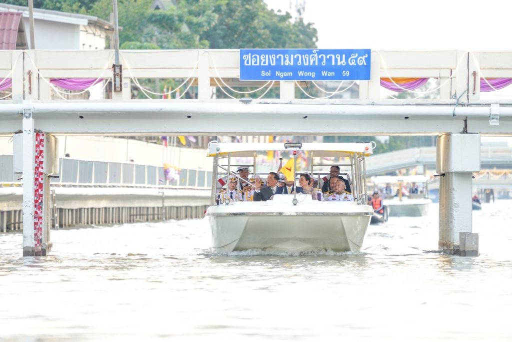 พระบาทสมเด็จพระเจ้าอยู่หัว และสมเด็จพระนางเจ้า ฯ พระบรมราชินี เสด็จพระราชดำเนินโดยรถยนต์พระที่นั่ง จากพระที่นั่งอัมพรสถาน พระราชวังดุสิต ไปทรงเปิดสวนสาธารณะ เฉลิมพระเกียรติ“เปรมประชาวนารักษ์” เนื่องในโอกาสพระราชพิธีมหามงคลเฉลิมพระชนมพรรษา ๖ รอบ ๒๘ กรกฎาคม ๒๕๖๗ ณ พื้นที่ถนนกำแพงเพชร ๖ แนวขนานคลองเปรมประชากร เขตหลักสี่ กรุงเทพมหานคร