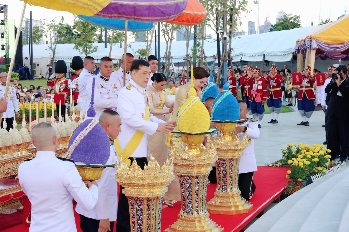 พระบาทสมเด็จพระเจ้าอยู่หัว และสมเด็จพระนางเจ้า ฯ พระบรมราชินี เสด็จพระราชดำเนินไปทรงวางพุ่มดอกไม้ถวายราชสักการะพระบรมราชานุสาวรีย์พระบาทสมเด็จพระบรมชนกาธิเบศร มหาภูมิพลอดุลยเดชมหาราช บรมนาถบพิตร ณ อุทยานเฉลิมพระเกียรติ พระบาทสมเด็จพระบรมชนกาธิเบศร มหาภูมิพลอดุลยเดชมหาราช บรมนาถบพิตร เขตดุสิต กรุงเทพมหานคร เสร็จแล้ว เสด็จพระราชดำเนินไปในการพระราชพิธีทรงบำเพ็ญพระราชกุศลทักษิณานุปทาน เนื่องในวันคล้ายวันพระบรมราชสมภพพระบาทสมเด็จพระบรมชนกาธิเบศร มหาภูมิพลอดุลยเดชมหาราชบรมนาถบพิตร พุทธศักราช 2567 ณ พระที่นั่งอมรินทรวินิจฉัย พระบรมมหาราชวัง