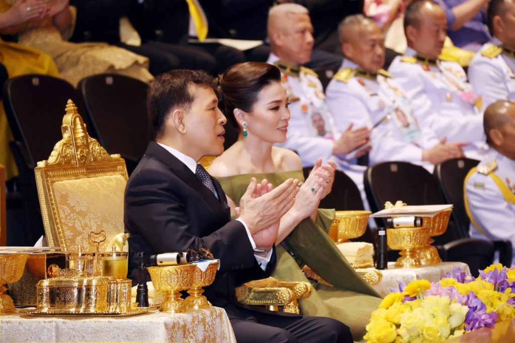 วันนี้ เวลา ๑๘.๐๐ น. พระบาทสมเด็จพระเจ้าอยู่หัว และสมเด็จพระนางเจ้า ฯ พระบรมราชินี เสด็จพระราชดําเนินโดยรถยนต์พระที่นั่ง จากพระที่นั่งอัมพรสถาน พระราชวังดุสิต ไปทอดพระเนตรการแสดงดนตรี ออร์เคสตราเฉลิมพระเกียรติพระบาทสมเด็จพระเจ้าอยู่หัว เนื่องในโอกาสพระราชพิธีมหามงคลเฉลิมพระชนมพรรษา ๖ รอบ ๒๘ กรกฎาคม ๒๕๖๗ ณ หอประชุมนวมภูมินทร์ วชิราวุธวิทยาลัย เขตดุสิต กรุงเทพมหานคร