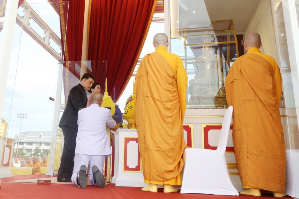 พระบาทสมเด็จพระเจ้าอยู่หัว และสมเด็จพระนางเจ้า ฯ พระบรมราชินี เสด็จพระราชดำเนินโดยรถยนต์พระที่นั่ง จากพระที่นั่งอัมพรสถาน พระราชวังดุสิต ไปทรงสักการะพระบรมสารีริกธาตุ (พระเขี้ยวแก้ว) จากสาธารณรัฐประชาชนจีนมาประดิษฐานในประเทศไทย เป็นการชั่วคราว เนื่องในโอกาสพระราชพิธีมหามงคลเฉลิมพระชนมพรรษา ๖ รอบ ๒๘ กรกฎาคม ๒๕๖๗ ณ มณฑลพิธี ท้องสนามหลวง เขตพระนคร กรุงเทพมหานคร