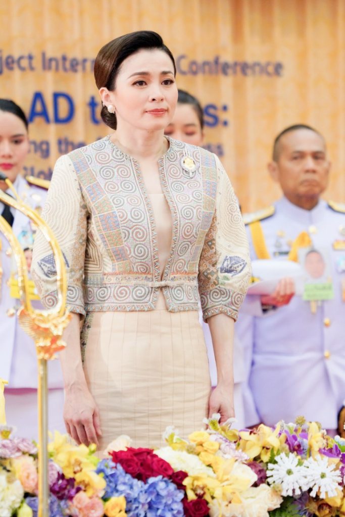 พระบาทสมเด็จพระเจ้าอยู่หัว และสมเด็จพระนางเจ้า ฯ พระบรมราชินี เสด็จพระราชดำเนินโดยรถยนต์พระที่นั่ง จากพระที่นั่งอัมพรสถาน พระราชวังดุสิต ไปยังท่าอากาศยานทหาร ดอนเมือง เพื่อประทับเครื่องบินพระที่นั่ง เสด็จพระราชดำเนินไปทรงเปิดการประชุมวิชาการนานาชาติ “จากการพัฒนา ทางเลือกมุ่งสู่การพัฒนาที่ยั่งยืน : เสริมสร้างความเข้มแข็งให้กับการพัฒนาทางเลือก เพื่อรับมือการท้าทายทุกประเด็น ของโลก” (The Royal Project International Conference : From Alternative Development to Sustainable Development Goals : Empowering Alternative Development to Address Global Challenges) และทรงเปิดงานโครงการหลวง ๒๕๖๗ “Hats on Hills ห่มเขาด้วยเงาไม้ ใต้ร่มพระบารมี ๕๕ ปี โครงการหลวง” ณ อุทยานหลวงราชพฤกษ์ อำเภอเมืองเชียงใหม่ จังหวัดเชียงใหม่