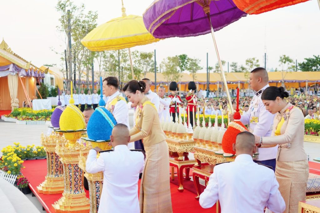 เวลา ๑๗.๔๗ น. พระบาทสมเด็จพระเจ้าอยู่หัว และสมเด็จพระนางเจ้า ฯ พระบรมราชินี เสด็จพระราชดำเนินไปในการพระราชพิธีทรงบำเพ็ญพระราชกุศลทักษิณานุปทาน เนื่องในวันคล้ายวันพระบรม ราชสมภพพระบาทสมเด็จพระบรมชนกาธิเบศร มหาภูมิพลอดุลยเดชมหาราช บรมนาถบพิตร พุทธศักราช ๒๕๖๗ ณ พระที่นั่งอมรินทรวินิจฉัย พระบรมมหาราชวัง
