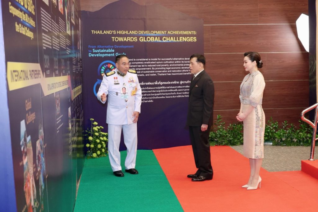 พระบาทสมเด็จพระเจ้าอยู่หัว และสมเด็จพระนางเจ้า ฯ พระบรมราชินี เสด็จพระราชดำเนินโดยรถยนต์พระที่นั่ง จากพระที่นั่งอัมพรสถาน พระราชวังดุสิต ไปยังท่าอากาศยานทหาร ดอนเมือง เพื่อประทับเครื่องบินพระที่นั่ง เสด็จพระราชดำเนินไปทรงเปิดการประชุมวิชาการนานาชาติ “จากการพัฒนา ทางเลือกมุ่งสู่การพัฒนาที่ยั่งยืน : เสริมสร้างความเข้มแข็งให้กับการพัฒนาทางเลือก เพื่อรับมือการท้าทายทุกประเด็น ของโลก” (The Royal Project International Conference : From Alternative Development to Sustainable Development Goals : Empowering Alternative Development to Address Global Challenges) และทรงเปิดงานโครงการหลวง ๒๕๖๗ “Hats on Hills ห่มเขาด้วยเงาไม้ ใต้ร่มพระบารมี ๕๕ ปี โครงการหลวง” ณ อุทยานหลวงราชพฤกษ์ อำเภอเมืองเชียงใหม่ จังหวัดเชียงใหม่