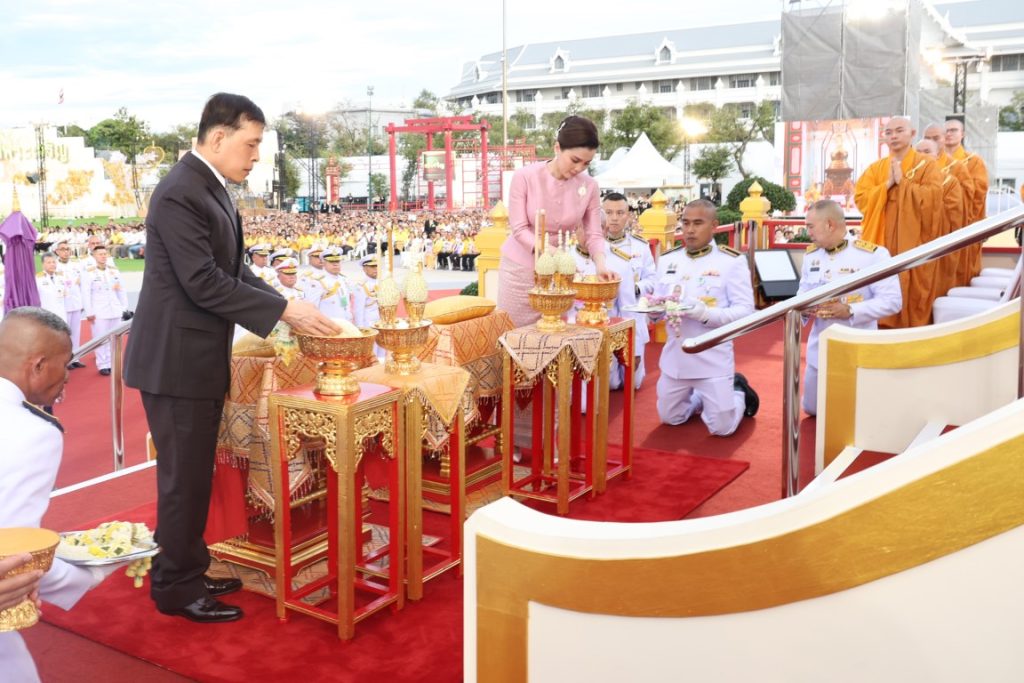 พระบาทสมเด็จพระเจ้าอยู่หัว และสมเด็จพระนางเจ้า ฯ พระบรมราชินี เสด็จพระราชดำเนินโดยรถยนต์พระที่นั่ง จากพระที่นั่งอัมพรสถาน พระราชวังดุสิต ไปทรงสักการะพระบรมสารีริกธาตุ (พระเขี้ยวแก้ว) จากสาธารณรัฐประชาชนจีนมาประดิษฐานในประเทศไทย เป็นการชั่วคราว เนื่องในโอกาสพระราชพิธีมหามงคลเฉลิมพระชนมพรรษา ๖ รอบ ๒๘ กรกฎาคม ๒๕๖๗ ณ มณฑลพิธี ท้องสนามหลวง เขตพระนคร กรุงเทพมหานคร
