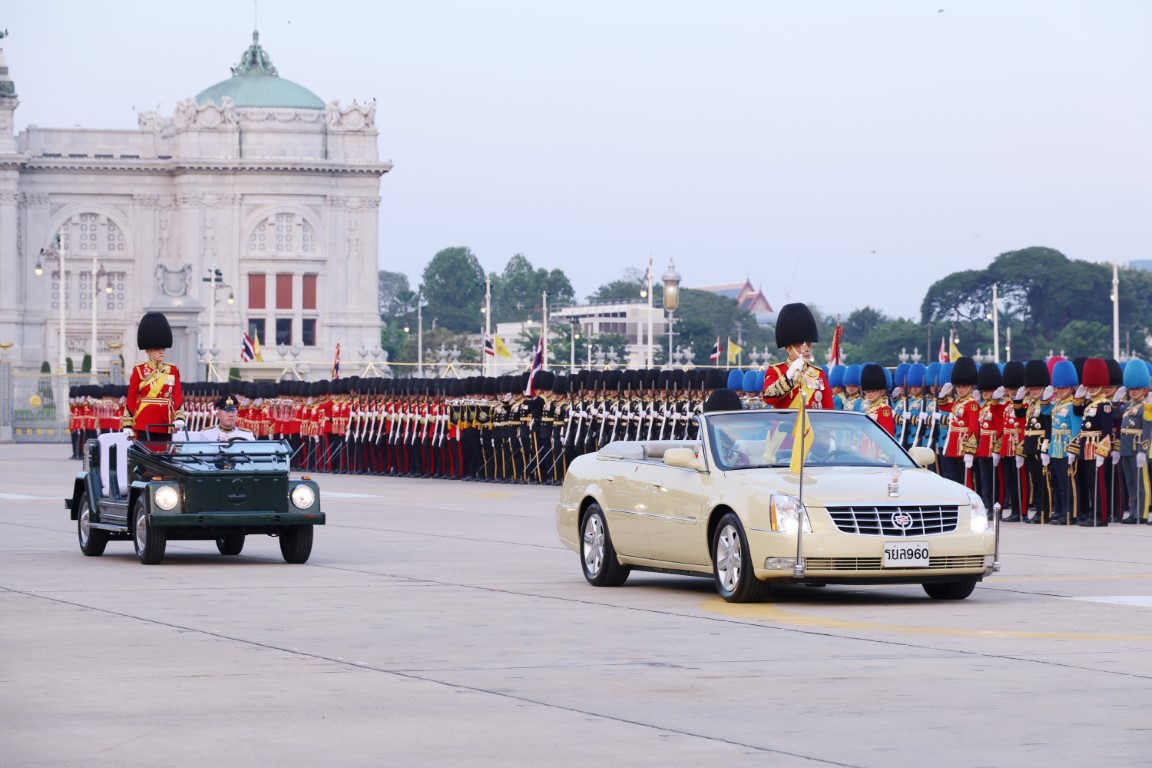 พระบาทสมเด็จพระเจ้าอยู่หัว เสด็จพระราชดำเนินไปในพิธีสวนสนามและถวายสัตย์ปฏิญาณตนของทหารรักษาพระองค์ เนื่องในโอกาสพระราชพิธีมหามงคลเฉลิมพระชนมพรรษา 6 รอบ 28 กรกฎาคม 2567 ณ พระลานพระราชวังดุสิต