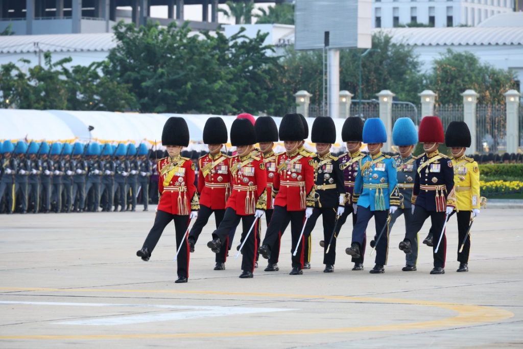 พระบาทสมเด็จพระเจ้าอยู่หัว เสด็จพระราชดำเนินไปในพิธีสวนสนามและถวายสัตย์ปฏิญาณตนของทหารรักษาพระองค์ เนื่องในโอกาสพระราชพิธีมหามงคลเฉลิมพระชนมพรรษา 6 รอบ 28 กรกฎาคม 2567 ณ พระลานพระราชวังดุสิต