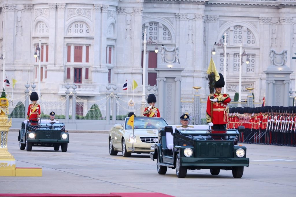 พระบาทสมเด็จพระเจ้าอยู่หัว เสด็จพระราชดำเนินไปในพิธีสวนสนามและถวายสัตย์ปฏิญาณตนของทหารรักษาพระองค์ เนื่องในโอกาสพระราชพิธีมหามงคลเฉลิมพระชนมพรรษา 6 รอบ 28 กรกฎาคม 2567 ณ พระลานพระราชวังดุสิต