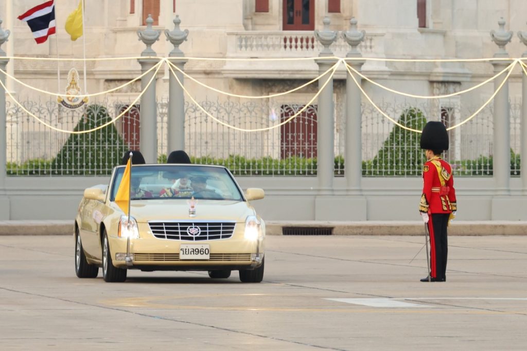 พระบาทสมเด็จพระเจ้าอยู่หัว เสด็จพระราชดำเนินไปในพิธีสวนสนามและถวายสัตย์ปฏิญาณตนของทหารรักษาพระองค์ เนื่องในโอกาสพระราชพิธีมหามงคลเฉลิมพระชนมพรรษา 6 รอบ 28 กรกฎาคม 2567 ณ พระลานพระราชวังดุสิต