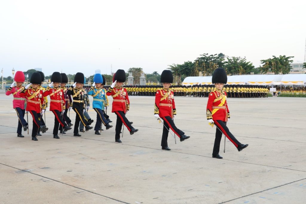พระบาทสมเด็จพระเจ้าอยู่หัว เสด็จพระราชดำเนินไปในพิธีสวนสนามและถวายสัตย์ปฏิญาณตนของทหารรักษาพระองค์ เนื่องในโอกาสพระราชพิธีมหามงคลเฉลิมพระชนมพรรษา 6 รอบ 28 กรกฎาคม 2567 ณ พระลานพระราชวังดุสิต