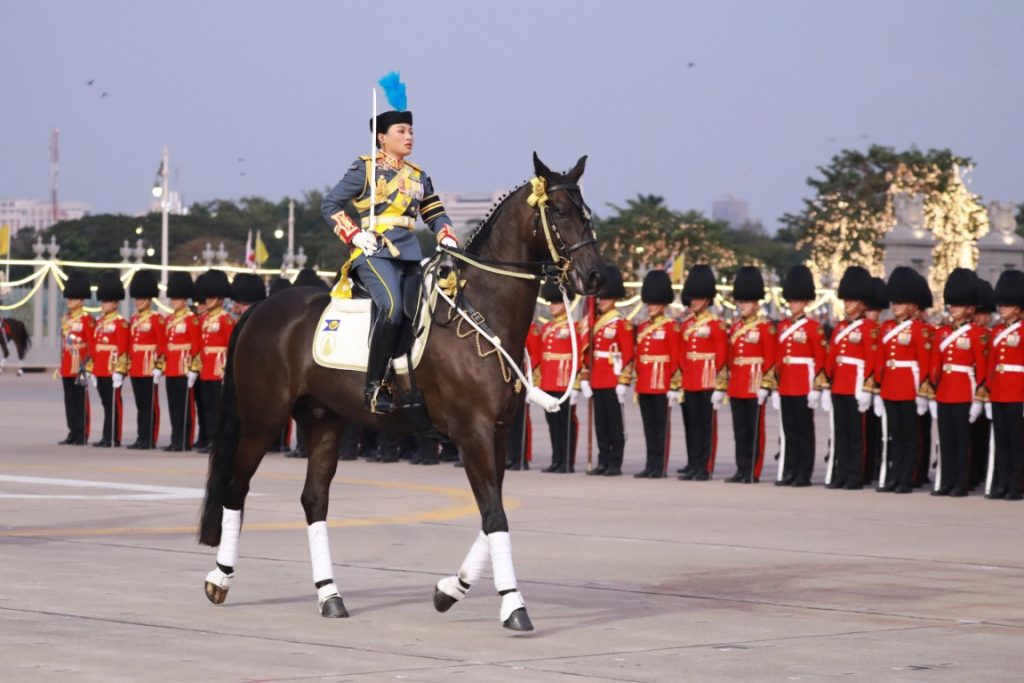 พระบาทสมเด็จพระเจ้าอยู่หัว เสด็จพระราชดำเนินไปในพิธีสวนสนามและถวายสัตย์ปฏิญาณตนของทหารรักษาพระองค์ เนื่องในโอกาสพระราชพิธีมหามงคลเฉลิมพระชนมพรรษา 6 รอบ 28 กรกฎาคม 2567 ณ พระลานพระราชวังดุสิต