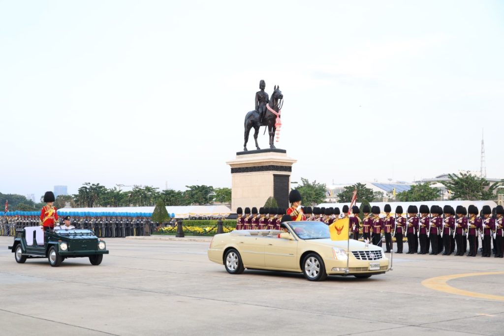 พระบาทสมเด็จพระเจ้าอยู่หัว เสด็จพระราชดำเนินไปในพิธีสวนสนามและถวายสัตย์ปฏิญาณตนของทหารรักษาพระองค์ เนื่องในโอกาสพระราชพิธีมหามงคลเฉลิมพระชนมพรรษา 6 รอบ 28 กรกฎาคม 2567 ณ พระลานพระราชวังดุสิต
