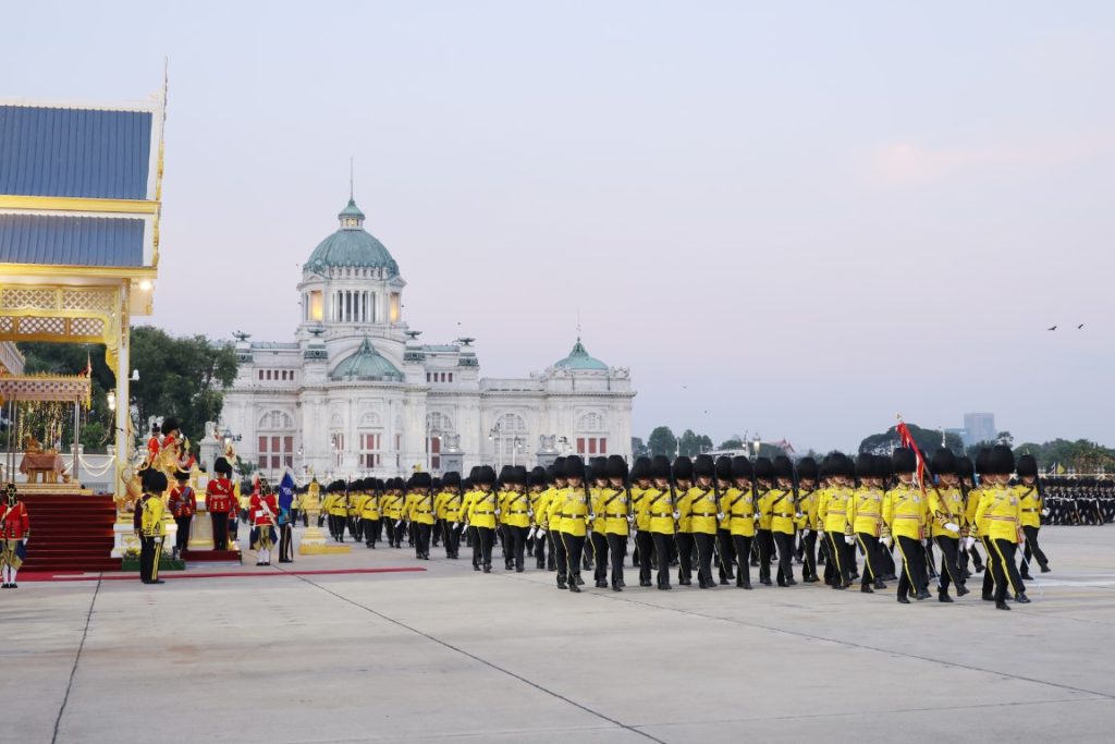 พระบาทสมเด็จพระเจ้าอยู่หัว เสด็จพระราชดำเนินไปในพิธีสวนสนามและถวายสัตย์ปฏิญาณตนของทหารรักษาพระองค์ เนื่องในโอกาสพระราชพิธีมหามงคลเฉลิมพระชนมพรรษา 6 รอบ 28 กรกฎาคม 2567 ณ พระลานพระราชวังดุสิต