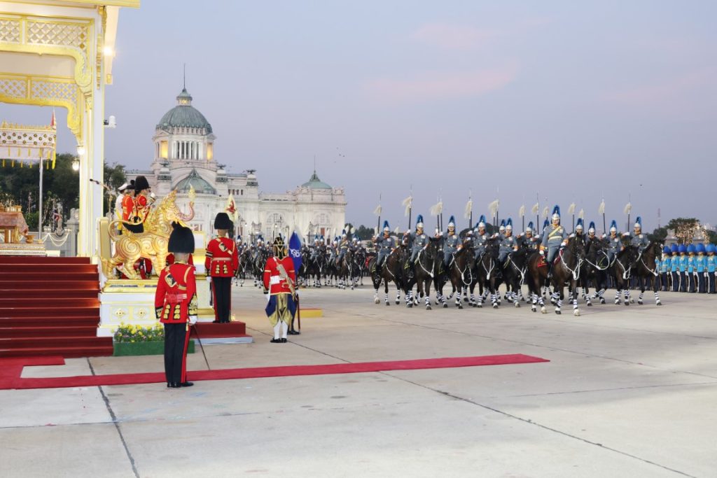 พระบาทสมเด็จพระเจ้าอยู่หัว เสด็จพระราชดำเนินไปในพิธีสวนสนามและถวายสัตย์ปฏิญาณตนของทหารรักษาพระองค์ เนื่องในโอกาสพระราชพิธีมหามงคลเฉลิมพระชนมพรรษา 6 รอบ 28 กรกฎาคม 2567 ณ พระลานพระราชวังดุสิต
