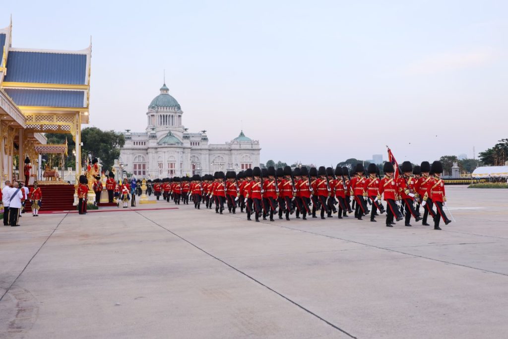 พระบาทสมเด็จพระเจ้าอยู่หัว เสด็จพระราชดำเนินไปในพิธีสวนสนามและถวายสัตย์ปฏิญาณตนของทหารรักษาพระองค์ เนื่องในโอกาสพระราชพิธีมหามงคลเฉลิมพระชนมพรรษา 6 รอบ 28 กรกฎาคม 2567 ณ พระลานพระราชวังดุสิต
