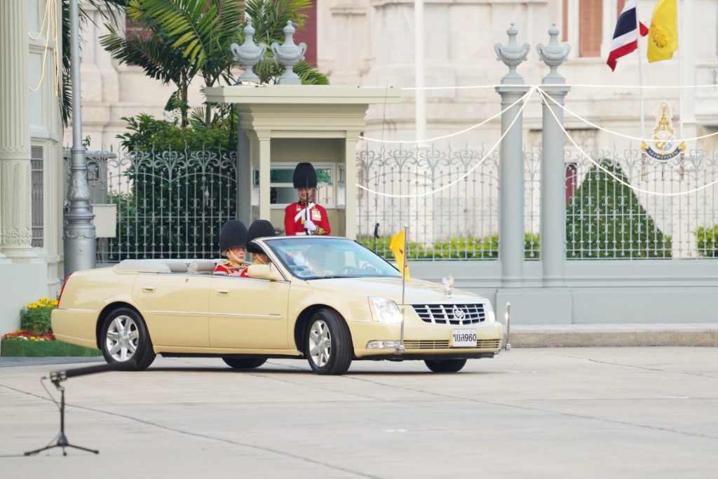 พระบาทสมเด็จพระเจ้าอยู่หัว เสด็จพระราชดำเนินไปในพิธีสวนสนามและถวายสัตย์ปฏิญาณตนของทหารรักษาพระองค์ เนื่องในโอกาสพระราชพิธีมหามงคลเฉลิมพระชนมพรรษา 6 รอบ 28 กรกฎาคม 2567 ณ พระลานพระราชวังดุสิต