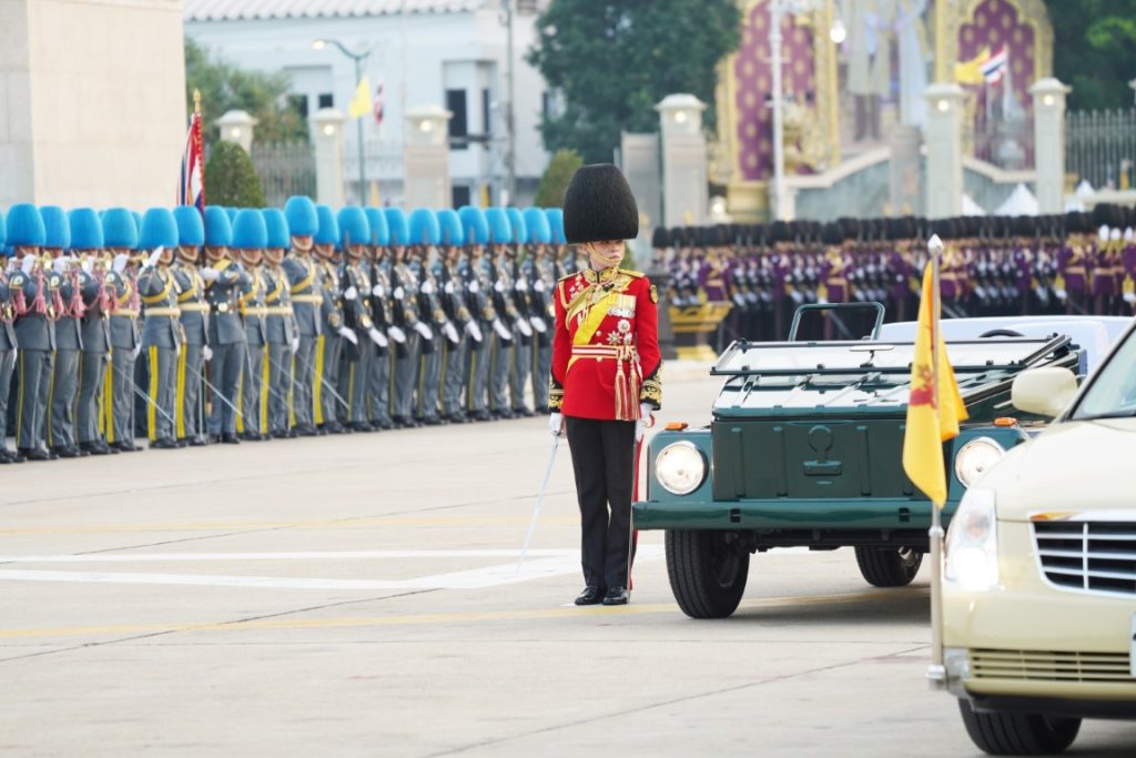 พระบาทสมเด็จพระเจ้าอยู่หัว เสด็จพระราชดำเนินไปในพิธีสวนสนามและถวายสัตย์ปฏิญาณตนของทหารรักษาพระองค์ เนื่องในโอกาสพระราชพิธีมหามงคลเฉลิมพระชนมพรรษา 6 รอบ 28 กรกฎาคม 2567 ณ พระลานพระราชวังดุสิต