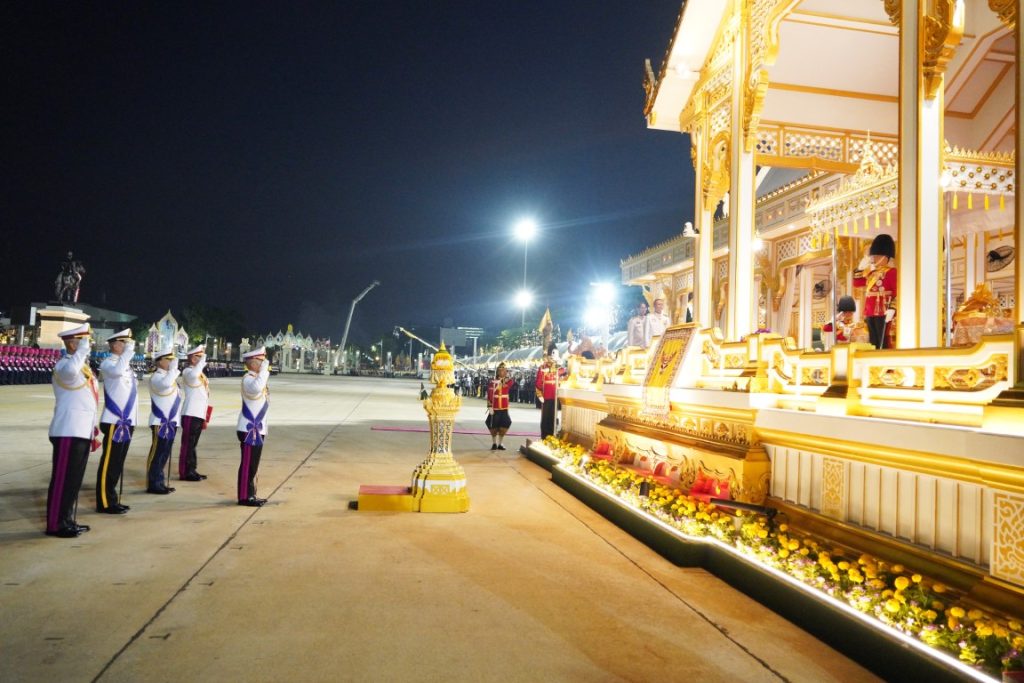 พระบาทสมเด็จพระเจ้าอยู่หัว เสด็จพระราชดำเนินไปในพิธีสวนสนามและถวายสัตย์ปฏิญาณตนของทหารรักษาพระองค์ เนื่องในโอกาสพระราชพิธีมหามงคลเฉลิมพระชนมพรรษา 6 รอบ 28 กรกฎาคม 2567 ณ พระลานพระราชวังดุสิต