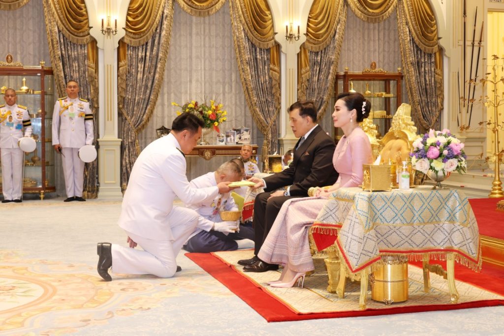 วันที่ 12 ธันวาคม 2567 เวลา 17.50 น. พระบาทสมเด็จพระเจ้าอยู่หัว และสมเด็จพระนางเจ้า ฯ พระบรมราชินี เสด็จออก ณ พระที่นั่งอัมพรสถาน พระราชวังดุสิต พระราชทานพระบรมราชวโรกาสให้ คณะบุคคลต่าง ๆ เฝ้าทูลละอองธุลีพระบาท ตามลำดับดังนี้ - ศาสตราจารย์เกียรติยศ นายแพทย์สงคราม ทรัพย์เจริญ ประธานกรรมการมูลนิธิสมเด็จพระเจ้าบรมวงศ์เธอ กรมพระยาชัยนาทนเรนทร นำ นักการสาธารณสุขดีเด่น ประจำปี 2567 เฝ้า และเฝ้าทูลละอองธุลีพระบาท รับพระราชทานรางวัลชัยนาทนเรนทร ดังนี้ 1. นายอนุทิน ชาญวีรกูล นักการสาธารณสุขดีเด่น ประเภทบริหาร 2. นายแพทย์มนฑิต พูลสงวน นักการสาธารณสุขดีเด่น ประเภทบริการ 3. นายแพทย์พรเทพ ศิริวนารังสรรค์ นักการสาธารณสุขดีเด่น ประเภทวิชาการ 4. นางวิลัยวัลย์ ธงสันเทียะ นักการสาธารณสุขดีเด่น ประเภทประชาชน 5. พระครูปิยวรรณพิพัฒน์ นักการสาธารณสุขดีเด่น ประเภทผู้นำชุมชน ในโอกาสนี้ คณะกรรมการมูลนิธิ ฯ และคณะกรรมการรางวัล ฯ ร่วมเข้าเฝ้าทูลละอองธุลีพระบาทด้วย