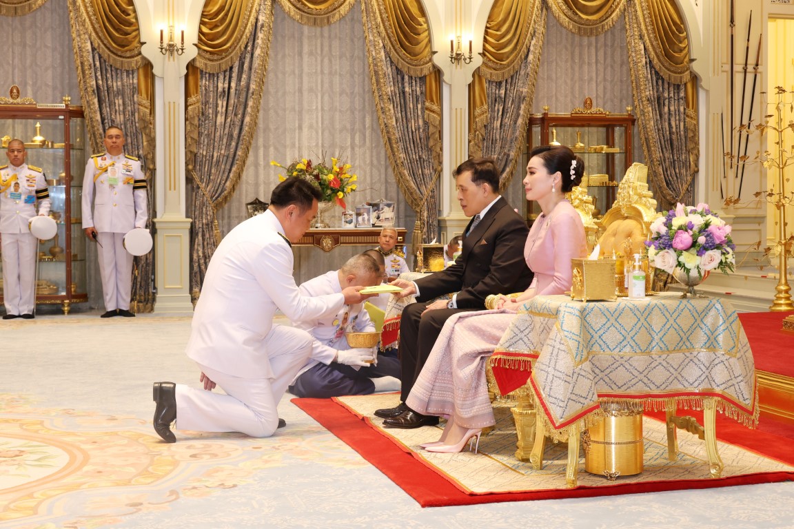 พระบาทสมเด็จพระเจ้าอยู่หัว และสมเด็จพระนางเจ้า ฯ พระบรมราชินี  เสด็จออก ณ พระที่นั่งอัมพรสถาน พระราชวังดุสิต พระราชทานพระบรมราชวโรกาสให้ คณะบุคคลต่าง ๆ เฝ้าทูลละอองธุลีพระบาท
