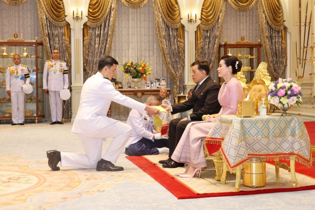 วันที่ 12 ธันวาคม 2567 เวลา 17.50 น. พระบาทสมเด็จพระเจ้าอยู่หัว และสมเด็จพระนางเจ้า ฯ พระบรมราชินี เสด็จออก ณ พระที่นั่งอัมพรสถาน พระราชวังดุสิต พระราชทานพระบรมราชวโรกาสให้ คณะบุคคลต่าง ๆ เฝ้าทูลละอองธุลีพระบาท ตามลำดับดังนี้ - ศาสตราจารย์เกียรติยศ นายแพทย์สงคราม ทรัพย์เจริญ ประธานกรรมการมูลนิธิสมเด็จพระเจ้าบรมวงศ์เธอ กรมพระยาชัยนาทนเรนทร นำ นักการสาธารณสุขดีเด่น ประจำปี 2567 เฝ้า และเฝ้าทูลละอองธุลีพระบาท รับพระราชทานรางวัลชัยนาทนเรนทร ดังนี้ 1. นายอนุทิน ชาญวีรกูล นักการสาธารณสุขดีเด่น ประเภทบริหาร 2. นายแพทย์มนฑิต พูลสงวน นักการสาธารณสุขดีเด่น ประเภทบริการ 3. นายแพทย์พรเทพ ศิริวนารังสรรค์ นักการสาธารณสุขดีเด่น ประเภทวิชาการ 4. นางวิลัยวัลย์ ธงสันเทียะ นักการสาธารณสุขดีเด่น ประเภทประชาชน 5. พระครูปิยวรรณพิพัฒน์ นักการสาธารณสุขดีเด่น ประเภทผู้นำชุมชน ในโอกาสนี้ คณะกรรมการมูลนิธิ ฯ และคณะกรรมการรางวัล ฯ ร่วมเข้าเฝ้าทูลละอองธุลีพระบาทด้วย