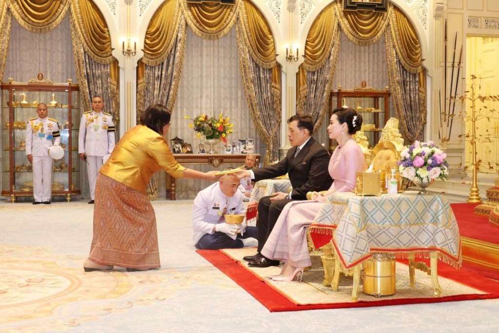 วันที่ 12 ธันวาคม 2567 เวลา 17.50 น. พระบาทสมเด็จพระเจ้าอยู่หัว และสมเด็จพระนางเจ้า ฯ พระบรมราชินี เสด็จออก ณ พระที่นั่งอัมพรสถาน พระราชวังดุสิต พระราชทานพระบรมราชวโรกาสให้ คณะบุคคลต่าง ๆ เฝ้าทูลละอองธุลีพระบาท ตามลำดับดังนี้ - ศาสตราจารย์เกียรติยศ นายแพทย์สงคราม ทรัพย์เจริญ ประธานกรรมการมูลนิธิสมเด็จพระเจ้าบรมวงศ์เธอ กรมพระยาชัยนาทนเรนทร นำ นักการสาธารณสุขดีเด่น ประจำปี 2567 เฝ้า และเฝ้าทูลละอองธุลีพระบาท รับพระราชทานรางวัลชัยนาทนเรนทร ดังนี้ 1. นายอนุทิน ชาญวีรกูล นักการสาธารณสุขดีเด่น ประเภทบริหาร 2. นายแพทย์มนฑิต พูลสงวน นักการสาธารณสุขดีเด่น ประเภทบริการ 3. นายแพทย์พรเทพ ศิริวนารังสรรค์ นักการสาธารณสุขดีเด่น ประเภทวิชาการ 4. นางวิลัยวัลย์ ธงสันเทียะ นักการสาธารณสุขดีเด่น ประเภทประชาชน 5. พระครูปิยวรรณพิพัฒน์ นักการสาธารณสุขดีเด่น ประเภทผู้นำชุมชน ในโอกาสนี้ คณะกรรมการมูลนิธิ ฯ และคณะกรรมการรางวัล ฯ ร่วมเข้าเฝ้าทูลละอองธุลีพระบาทด้วย