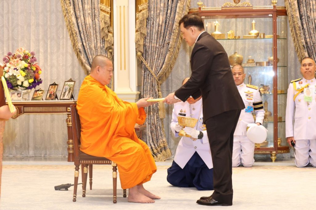 วันที่ 12 ธันวาคม 2567 เวลา 17.50 น. พระบาทสมเด็จพระเจ้าอยู่หัว และสมเด็จพระนางเจ้า ฯ พระบรมราชินี เสด็จออก ณ พระที่นั่งอัมพรสถาน พระราชวังดุสิต พระราชทานพระบรมราชวโรกาสให้ คณะบุคคลต่าง ๆ เฝ้าทูลละอองธุลีพระบาท ตามลำดับดังนี้ - ศาสตราจารย์เกียรติยศ นายแพทย์สงคราม ทรัพย์เจริญ ประธานกรรมการมูลนิธิสมเด็จพระเจ้าบรมวงศ์เธอ กรมพระยาชัยนาทนเรนทร นำ นักการสาธารณสุขดีเด่น ประจำปี 2567 เฝ้า และเฝ้าทูลละอองธุลีพระบาท รับพระราชทานรางวัลชัยนาทนเรนทร ดังนี้ 1. นายอนุทิน ชาญวีรกูล นักการสาธารณสุขดีเด่น ประเภทบริหาร 2. นายแพทย์มนฑิต พูลสงวน นักการสาธารณสุขดีเด่น ประเภทบริการ 3. นายแพทย์พรเทพ ศิริวนารังสรรค์ นักการสาธารณสุขดีเด่น ประเภทวิชาการ 4. นางวิลัยวัลย์ ธงสันเทียะ นักการสาธารณสุขดีเด่น ประเภทประชาชน 5. พระครูปิยวรรณพิพัฒน์ นักการสาธารณสุขดีเด่น ประเภทผู้นำชุมชน ในโอกาสนี้ คณะกรรมการมูลนิธิ ฯ และคณะกรรมการรางวัล ฯ ร่วมเข้าเฝ้าทูลละอองธุลีพระบาทด้วย