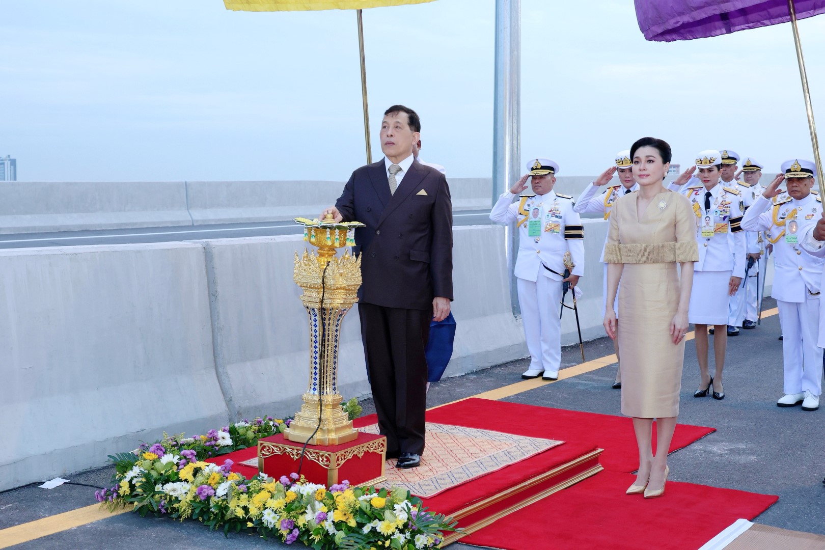 พระบาทสมเด็จพระเจ้าอยู่หัว และสมเด็จพระนางเจ้า ฯ พระบรมราชินี เสด็จพระราชดำเนินไปทรงเปิด “สะพานทศมราชัน” ณ สะพานทศมราชัน ทางพิเศษสายพระราม 3 – ดาวคะนอง – วงแหวนรอบนอกกรุงเทพมหานครด้านตะวันตก เขตยานนาวา กรุงเทพมหานคร