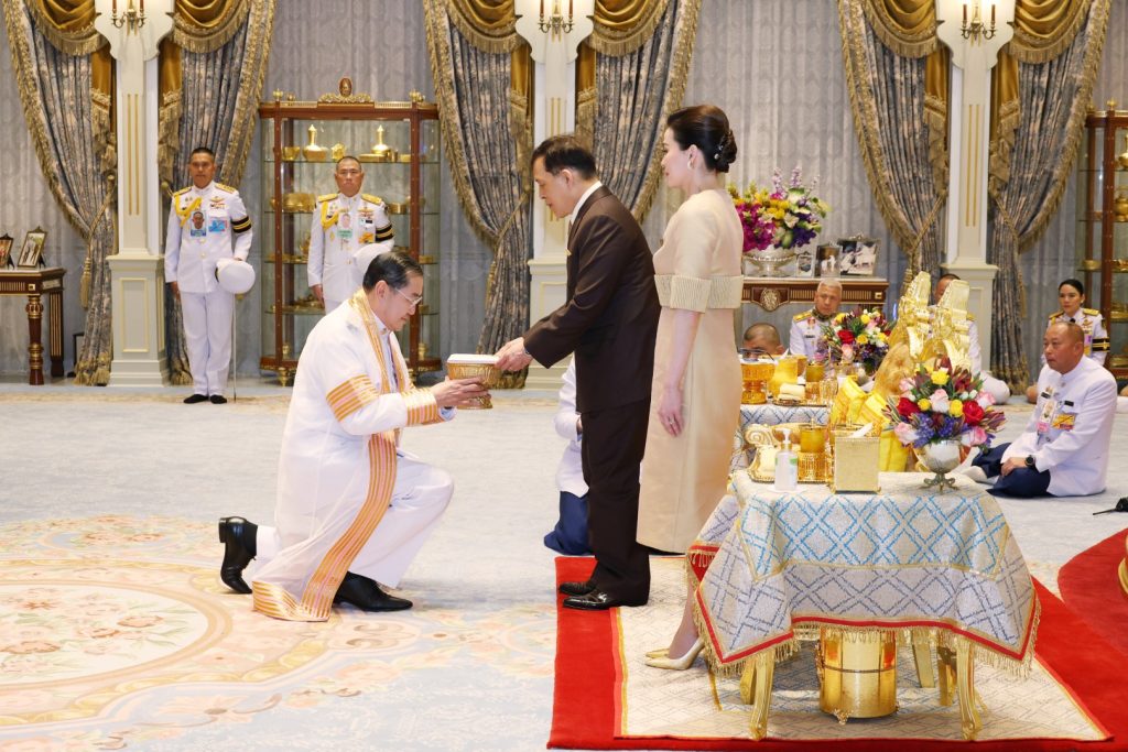 ศาสตราจารย์พิเศษสุรเกียรติ์ เสถียรไทย นายกสภาจุฬาลงกรณ์มหาวิทยาลัย นำคณะผู้บริหารจุฬาลงกรณ์มหาวิทยาลัย เฝ้าทูลละอองธุลีพระบาท