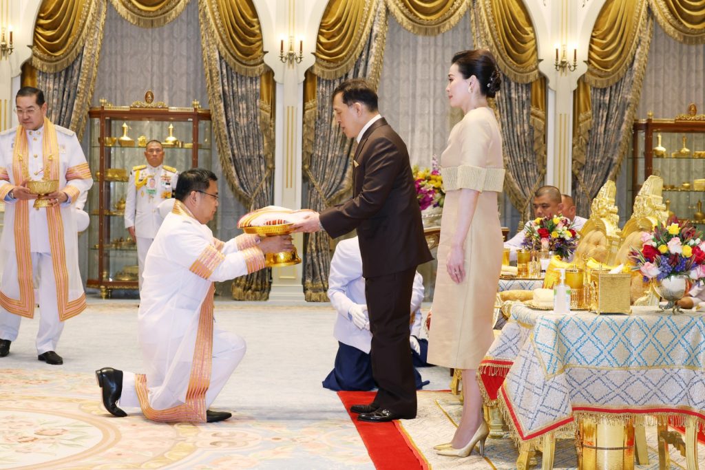 ศาสตราจารย์พิเศษสุรเกียรติ์ เสถียรไทย นายกสภาจุฬาลงกรณ์มหาวิทยาลัย นำคณะผู้บริหารจุฬาลงกรณ์มหาวิทยาลัย เฝ้าทูลละอองธุลีพระบาท
