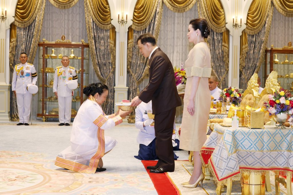 ศาสตราจารย์พิเศษสุรเกียรติ์ เสถียรไทย นายกสภาจุฬาลงกรณ์มหาวิทยาลัย นำคณะผู้บริหารจุฬาลงกรณ์มหาวิทยาลัย เฝ้าทูลละอองธุลีพระบาท