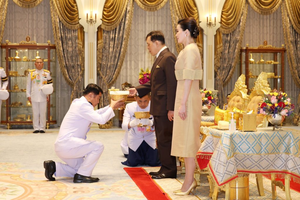 นายแพทย์สมยศ ดีรัศมี ประธานมูลนิธิกาญจนบารมี นำคณะกรรมการและที่ปรึกษาของมูลนิธิฯ และผู้สนับสนุน เฝ้าทูลละอองธุลีพระบาท