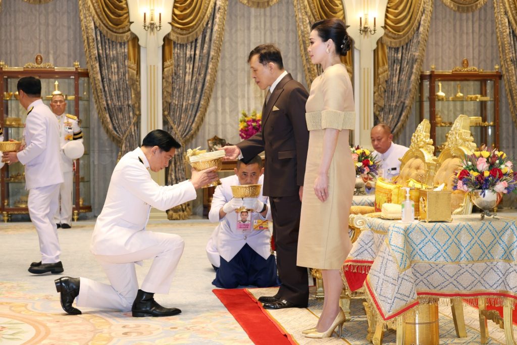 นายแพทย์สมยศ ดีรัศมี ประธานมูลนิธิกาญจนบารมี นำคณะกรรมการและที่ปรึกษาของมูลนิธิฯ และผู้สนับสนุน เฝ้าทูลละอองธุลีพระบาท