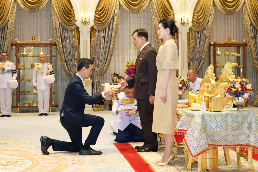 นายแพทย์สมยศ ดีรัศมี ประธานมูลนิธิกาญจนบารมี นำคณะกรรมการและที่ปรึกษาของมูลนิธิฯ และผู้สนับสนุน เฝ้าทูลละอองธุลีพระบาท