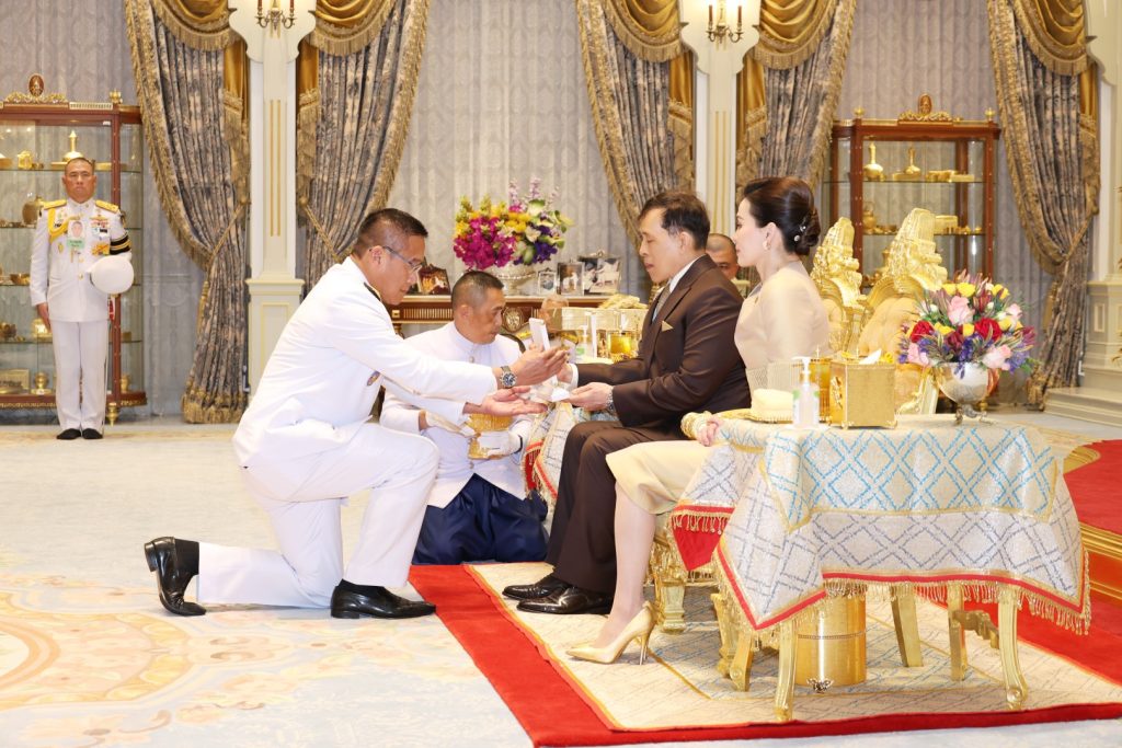 นายแพทย์สมยศ ดีรัศมี ประธานมูลนิธิกาญจนบารมี นำคณะกรรมการและที่ปรึกษาของมูลนิธิฯ และผู้สนับสนุน เฝ้าทูลละอองธุลีพระบาท