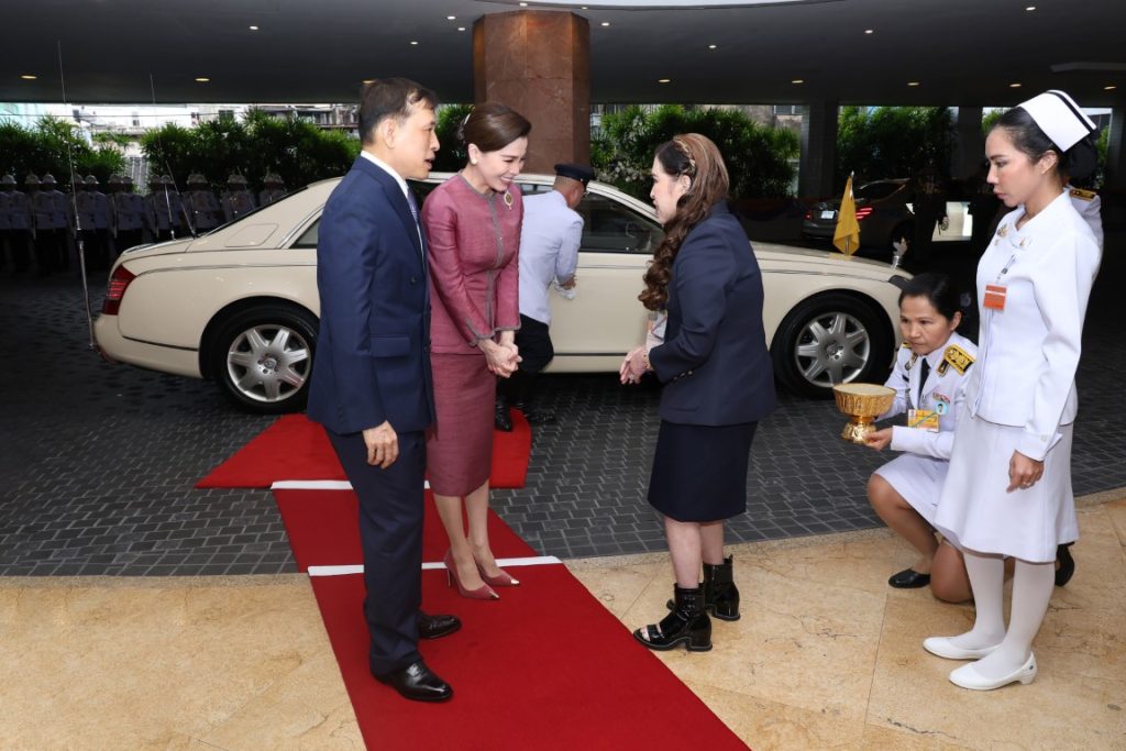 พระบาทสมเด็จพระเจ้าอยู่หัว และสมเด็จพระนางเจ้า ฯ พระบรมราชินี เสด็จพระราชดำเนินไปทรงเปิดการประชุมวิทยาศาสตร์นานาชาติ เจ้าฟ้าจุฬาภรณ์ ครั้งที่ 9 (The Ninth Princess Chulabhorn International Science Congress) ณ ห้องแกรนด์บอลรูม โรงแรมแชงกรี-ลา กรุงเทพ เขตบางรัก กรุงเทพมหานคร