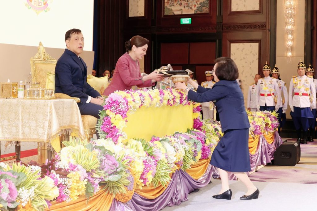 พระบาทสมเด็จพระเจ้าอยู่หัว และสมเด็จพระนางเจ้า ฯ พระบรมราชินี เสด็จพระราชดำเนินไปทรงเปิดการประชุมวิทยาศาสตร์นานาชาติ เจ้าฟ้าจุฬาภรณ์ ครั้งที่ 9 (The Ninth Princess Chulabhorn International Science Congress) ณ ห้องแกรนด์บอลรูม โรงแรมแชงกรี-ลา กรุงเทพ เขตบางรัก กรุงเทพมหานคร