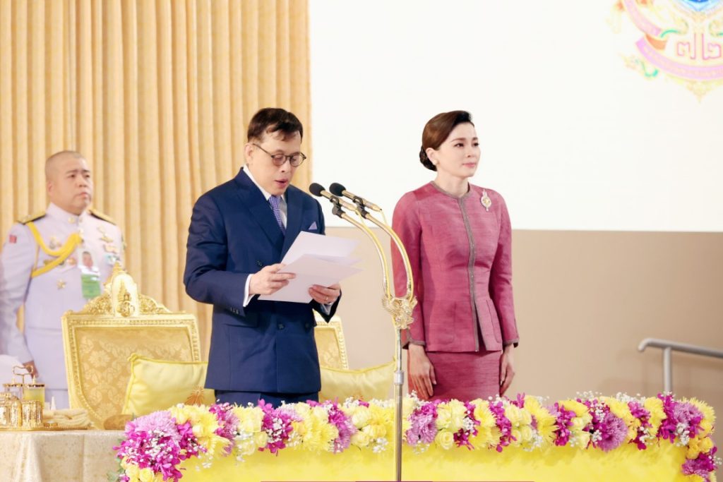 พระบาทสมเด็จพระเจ้าอยู่หัว และสมเด็จพระนางเจ้า ฯ พระบรมราชินี เสด็จพระราชดำเนินไปทรงเปิดการประชุมวิทยาศาสตร์นานาชาติ เจ้าฟ้าจุฬาภรณ์ ครั้งที่ 9 (The Ninth Princess Chulabhorn International Science Congress) ณ ห้องแกรนด์บอลรูม โรงแรมแชงกรี-ลา กรุงเทพ เขตบางรัก กรุงเทพมหานคร